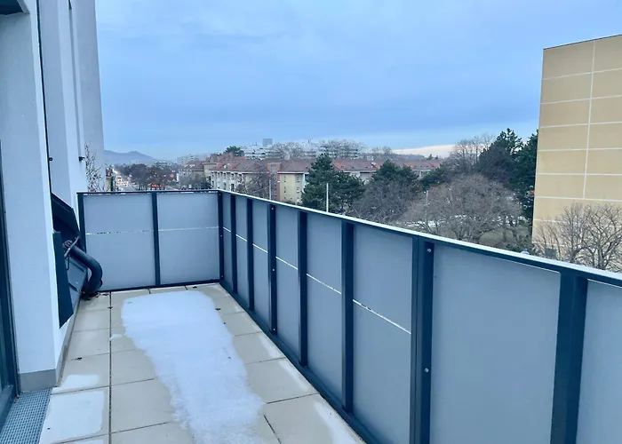Modern Rooftop With Balcony & Free Parking Daire