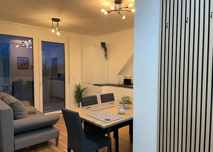 Modern Rooftop With Balcony & Free Parking *